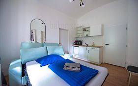 2 Rooms Apartment Close To Palmovka